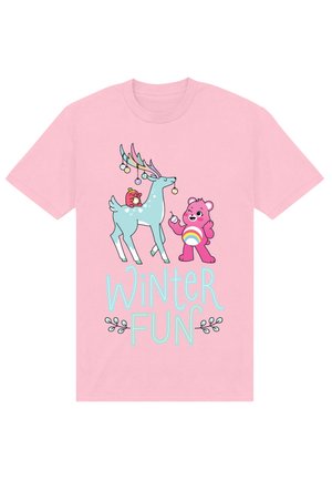 Rosa T-Shirt mit einem blauen Reh mit Ornamenten, einem rosa Bären mit einem Regenbogenbauch und dem Text "WINTERSPASS" in hellblau.