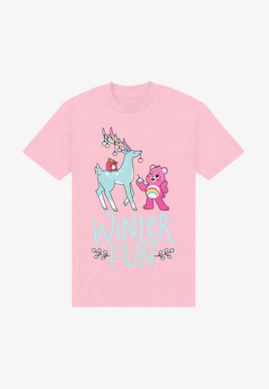 Rosa T-Shirt mit einem blauen Reh mit Ornamenten, einem rosa Bären mit einem Regenbogenbauch und dem Text "WINTERSPASS" in hellblau.