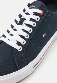 Tommy Hilfiger CORE CORPORATE - Zapatillas - desert sky