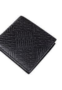 Portafoglio nero con texture, dalla superficie decorata, con logo in rilievo su tutto il design. Forma quadrata compatta, in materiale pelle.