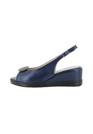 Sandalo con zeppa in pelle blu navy con cinturino posteriore, punta aperta e fibbia rotonda decorativa con strass sulla parte superiore.