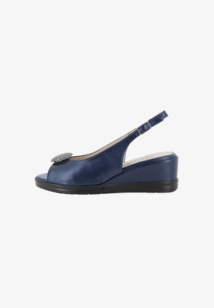 Sandalo con zeppa in pelle blu navy con cinturino posteriore, punta aperta e fibbia rotonda decorativa con strass sulla parte superiore.