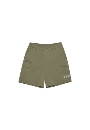 Olijfgroene cargoshorts met elastische tailleband, drukknoop, voorzakken en bedrukt tekstdetail op de steekzakken.