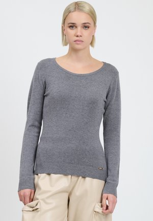 Maglione grigio a maglia con maniche lunghe, scollatura rotonda e orlo a coste. Presenta un piccolo logo dorato vicino al fondo.