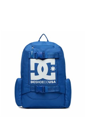 Blå DC Shoes rygsæk med stort hvidt logo, to horisontale justerbare remme med spændelukning, sidelommer og en øverste lynlåslomme.