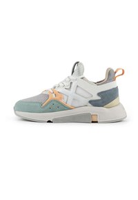 Sneaker con una combinazione di mesh grigio, suede verde e dettagli bianchi. Il design include una suola in gomma testurizzata e un pull tab arancione.