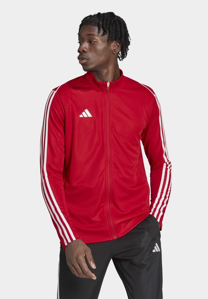 Rote Zip-Up-Jacke mit weißen Akzentstreifen entlang der Ärmel. Verfügt über einen Stehkragen und das Adidas-Logo auf der Brust. Glattes, sportliches Material.