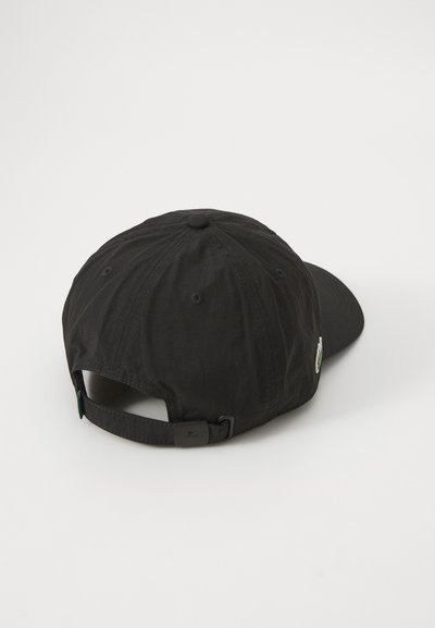 Casquette de baseball en coton noir avec une visière courbée, une sangle arrière réglable et des trous de ventilation. Présente un petit logo brodé sur le côté.