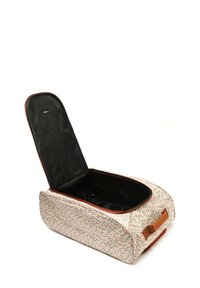 Borsa per la conservazione in tessuto con motivo floreale, dalla forma morbida e arrotondata. Dettagli marroni e un'apertura con zip rivelano un interno scuro.