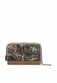 Cartera que presenta una combinación de tela con patrón de camuflaje y detalles en ante color arena, herrajes en tono dorado, cierre con cremallera y logo decorativo "AneKKe Inspire".