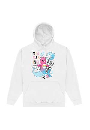 Hvid hættetrøje med et farverigt grafisk motiv, der viser en pink bjørn, delfiner og planter, samt teksten "MERMAZING!" i legende skrifttype.