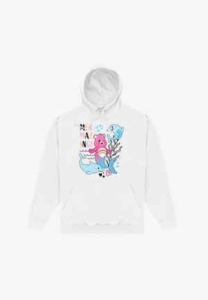 Biała bluza z kapturem z kolorową grafiką przedstawiającą różowego misia, delfiny i rośliny oraz napisem "MERMAZING!" w zabawnym czcionce.