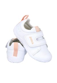 Zapatos infantiles blancos con detalles en rosa, hechos de cuero suave, con una correa de velcro, suela de goma texturizada y una lengüeta en la parte trasera.