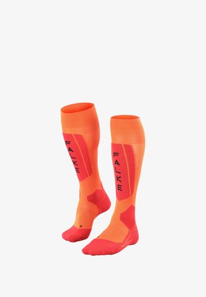 Knöchelhigh-Performance-Socken in leuchtendem Orange und Rot. Mit Logodetails, strukturierten Bereichen für besseren Halt sowie verstärkten Zehen- und Fersenbereichen.