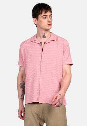 Camicia rosa a maniche corte con bottoni, caratterizzata da un motivo a griglia testurizzato, realizzata in tessuto leggero. Presenta un colletto a punta e bottoni in vista.