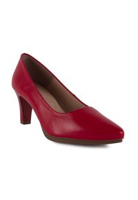 Zapatos de tacón rojos de piel con punta afilada, tacón de 6.5 cm y textura suave. Presentan una suela marrón a juego y un diseño minimalista.