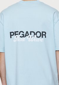 Pegador ALESO TEE - Apdrukāts T-krekls - washed baby blue