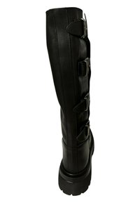 Bota de cuero negro hasta la rodilla con cuatro hebillas plateadas, un acabado texturizado, suela gruesa y diseño de punta redonda.