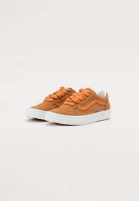 Baskets en suede tan avec des accents orange, semelles en caoutchouc blanches et lacets assortis. Présente un design classique et une surface texturée.