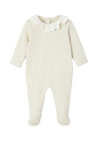 Hellbeige Jumpsuit aus weichem Stoff, ausgestattet mit einem weißen Rüschenschal und langen Ärmeln sowie Füßchen. Minimalistisches Design.