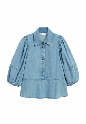 Lichtblauwe denimblouse met brede kraag, knopen aan de voorkant, geplooide pofmouwen en taille-naad detail.