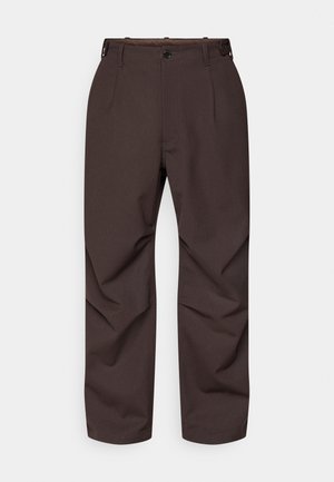 Pantaloni marroni realizzati in un tessuto liscio, con design a gamba dritta, pieghe frontali, chiusura con bottone e passanti per cintura.