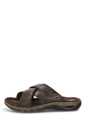 Sandalia para hombre marrón de cuero tipo slip-on con tiras cruzadas, plantilla acolchada y suela de goma texturizada para uso en exteriores.