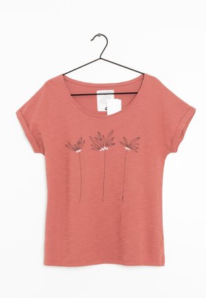 Kurzärmeliges T-Shirt in staubrosa mit rundem Ausschnitt, an einem schwarzen Bügel hängend, mit drei stilisierten Blumenillustrationen mit weißen Zentren.