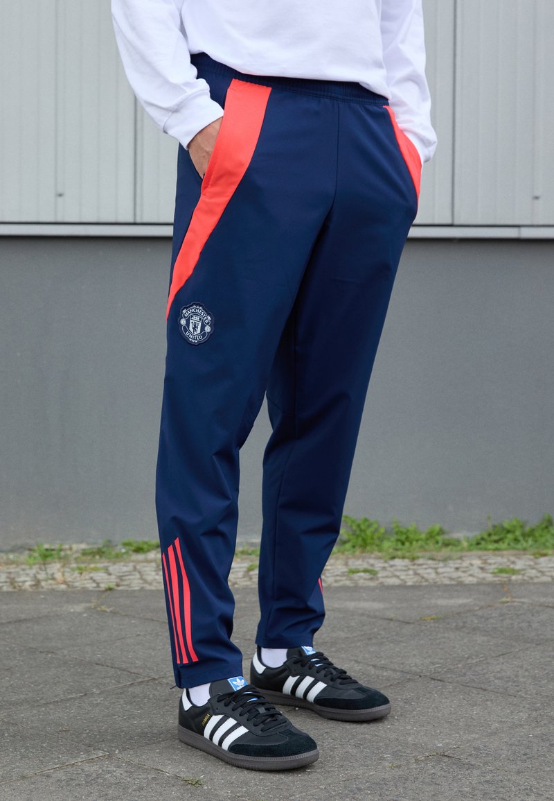 adidas Performance - MANCHESTER UNITED PRESENTATION PANT - Pantaloni sportivi - night indigo/bright red, Ingrandire