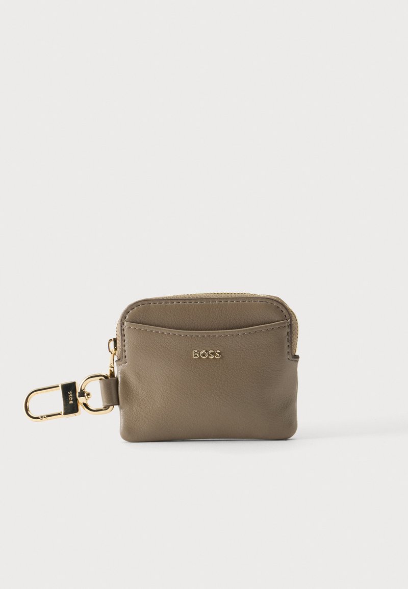 Petite pochette en cuir taupe avec fermeture éclair dorée et attache porte-clés, logo BOSS sur le devant, sur fond blanc uni.