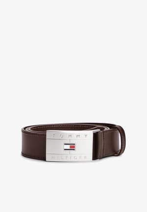 Pruun nahkvöö, rullitud, hõbedase ristkülikukujulise pandlaga, millele on graveeritud Tommy Hilfigeri logo ning punase, valge ja sinise lipu embleem.