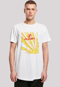 Hvid bomulds T-shirt med et gult og rødt "The Flash" grafik med strålende linjer, korte ærmer og rund hals design.