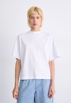 Hvid bomuld t-shirt med høj rund hals, afslappet pasform og korte ærmer. Har detaljeret subtilt logo på brystet.