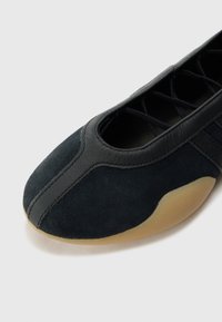 adidas Originals TAEKWONDO MEI BALLET - Bailarinas con hebilla - core black/ftwr white/gum 3