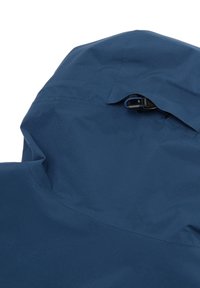 Primer plano de la capucha de una chaqueta azul con cordón ajustable y solapa de tela que cubre la zona de ajuste.