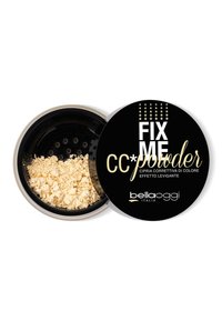 Polvere fissativa beige chiaro in un contenitore rotondo nero con il coperchio aperto che mostra la scritta "Fix Me CC Powder" e il marchio Bellaoggi sul coperchio.