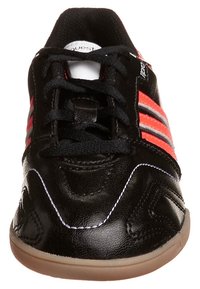 Schwarzer Sportschuh mit roten und silbernen Streifen, ausgestattet mit einem Lederobermaterial, Schnürung, glatter Oberfläche und Gummisohle.