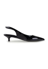 Sandale slingback din piele patent neagră, cu vârf ascuțit și toc kitten scăzut. Textură netedă, cu un design elegant și minimalist.