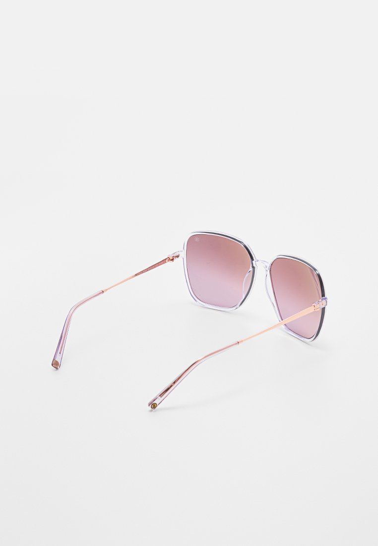 Ein Paar angularer, rosa getönter Sonnenbrillen mit transparentem Rahmen und metallischen, roségoldenen Bügeln. Die Gläser sind glatt und haben einen Verlaufs-Effekt.