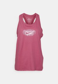 Top sin mangas de Nike en algodón rosa oscuro con escote redondeado, diseño de espalda nadadora y un logo blanco brillante centrado en el pecho.