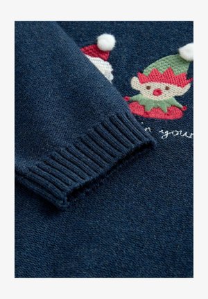 Pulover navy cu broderie festivă cu elf și Moș Crăciun, cu manșete cu nervuri, textură moale și accente din pompoane albe în design.