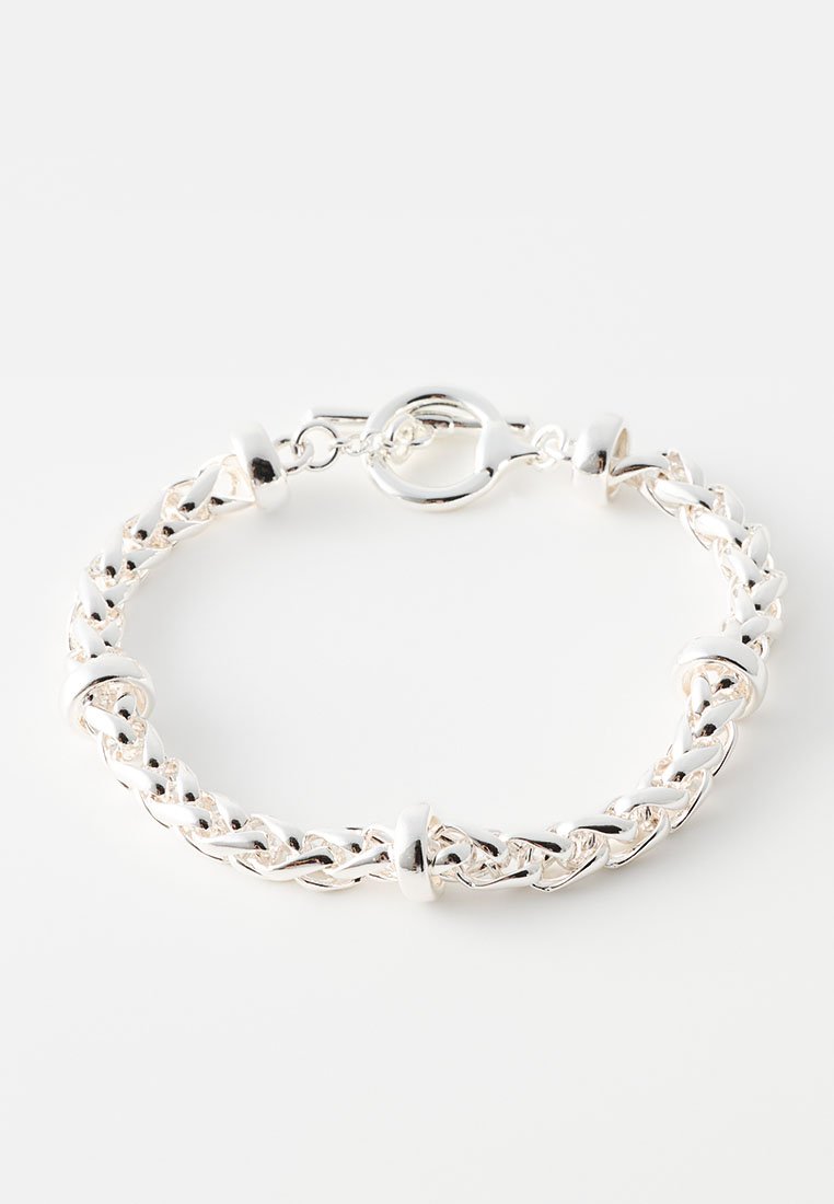 Armbanduhr aus Silber mit verflochtenen Gliedern, ausgestattet mit einem Karabinerverschluss. Glatte, polierte Oberfläche mit abgerundeten Kanten und runden Akzenten.