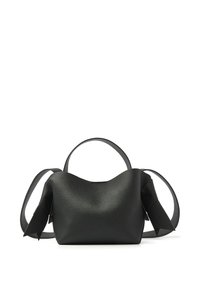 Zwarte leren handtas met een glad, gestructureerd oppervlak. Voorzien van verlengde handgrepen en lintaccenten aan de zijkanten voor detail.