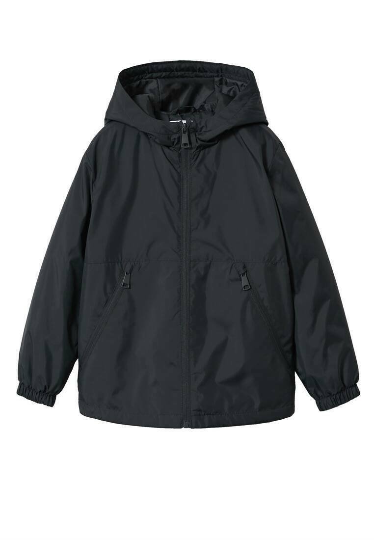 Schwarze, leichte Jacke mit Kapuze, Reißverschluss, elastischen Bündchen und zwei Seitentaschen. Glatte, wasserabweisende Stoffoberfläche.