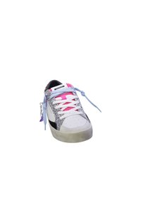Sneaker con pelle bianca, dettagli in argento glitterato e mesh rosa. Presenta lacci azzurri chiari e un pannello laterale nero. Suola in gomma solida.