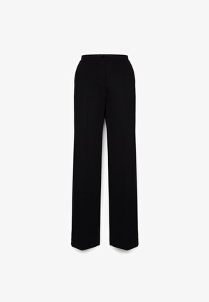 Zwarte, wijde broek van soepel materiaal. Heeft een knoopsluiting en voorzakken; schone, rechte silhouet. Geen zichtbare patronen.