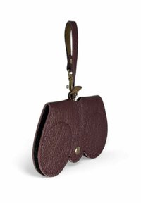 Portefeuille en cuir bordeaux arrondi avec une finition texturée, doté d'une bandoulière, de quincaillerie dorée et d'une fermeture à pression.