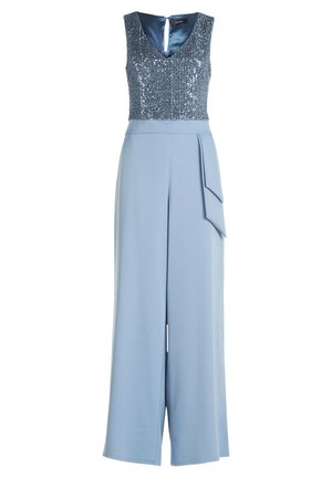 Combinaison bleu clair avec un haut sans manches en sequins et un pantalon à jambes larges. Inclut un détail de ceinture et un décolleté en V avec un dos en trou de serrure.