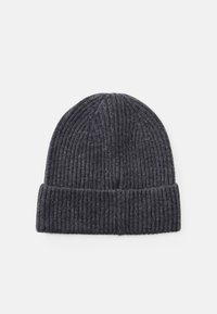Ciemnoszara, prążkowana czapka beanie z podwiniętym mankietem, leżąca płasko na białym tle.