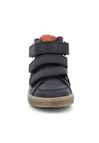 Zapatilla de caña alta azul marino con tres tiras de Velcro, cuello acolchado, suela texturizada y detalles en cuero marrón en la lengüeta.